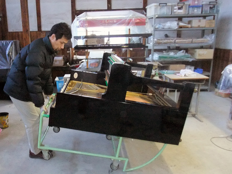 岡本ピアノ工房ピアノクリーニング　ピアノを寝かせる２